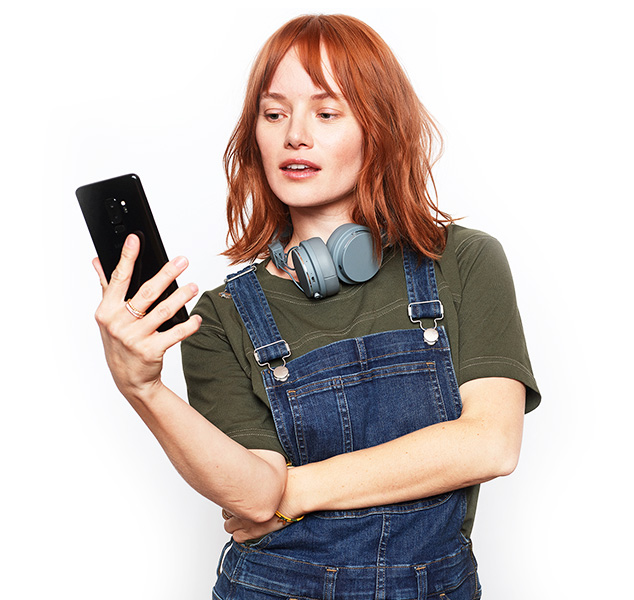 Mujer viendo un smartphone